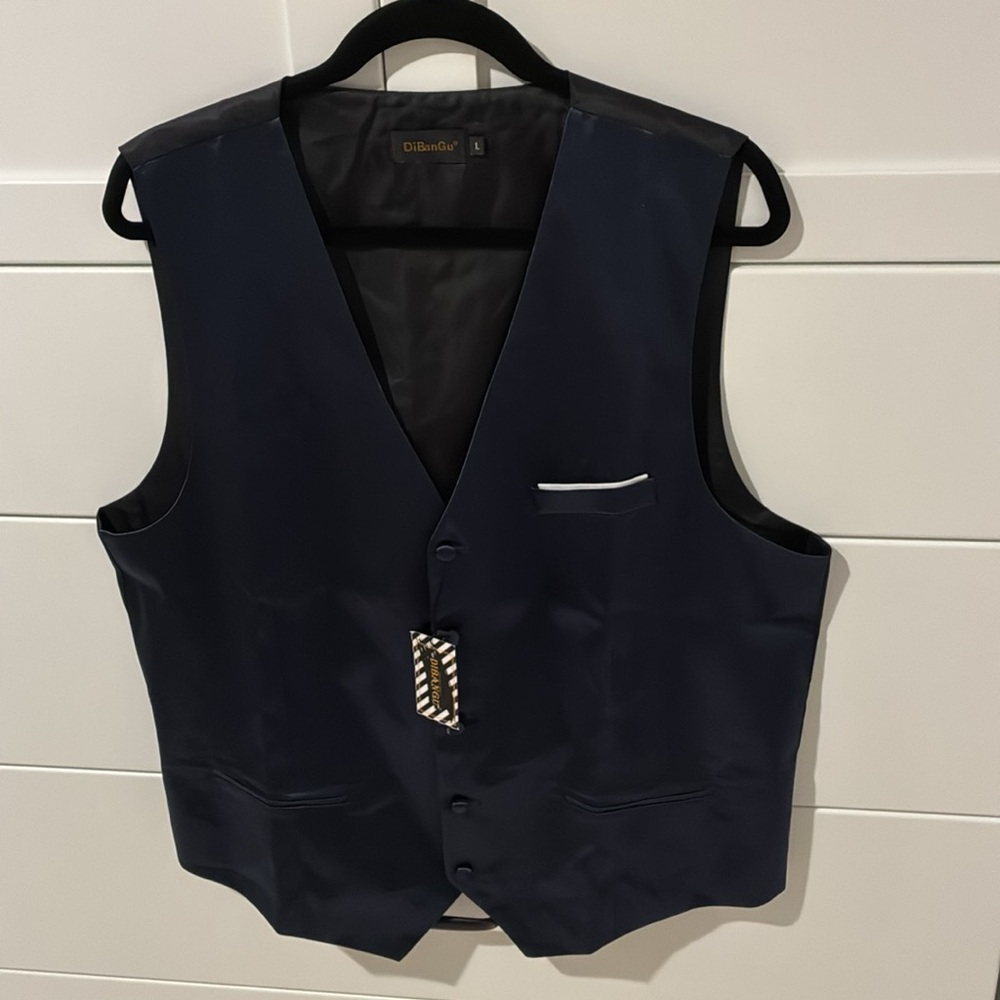 DiBanGu satin vest
Size L men’s  NWT